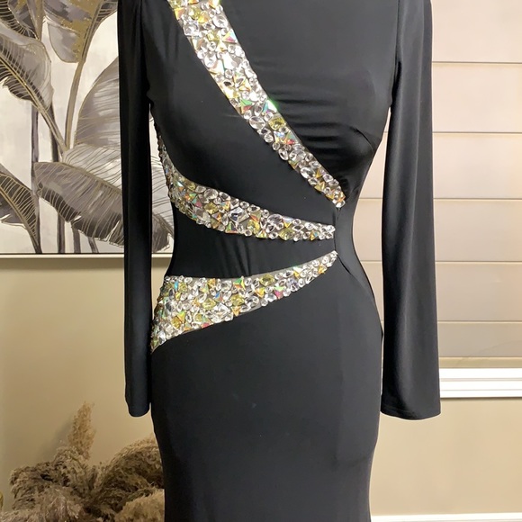 Chic and classy dress in black - Picture 5 of 17